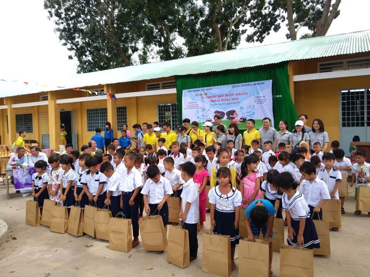 Lesux Trung tâm Sài Gòn: Tặng 400 phần quà cho học sinh Trường Tiểu học Thạnh Bắc A (Tân Biên)